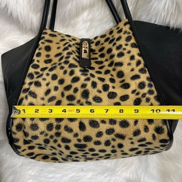 Un billion leopard print and black leather tote bag with gold tone hardwares - Picture 9 of 11